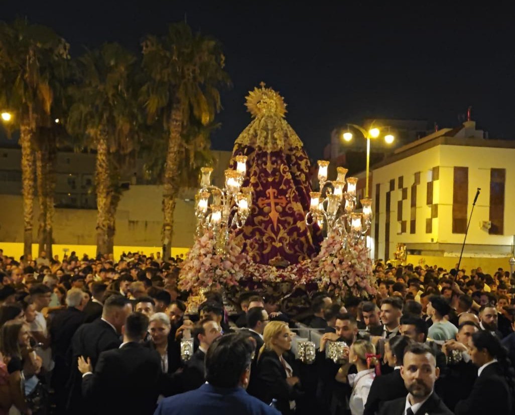 Solo os digo una cosa, mirad ese perfil, miradla con su gente y su barrio, a Ella no le hace falta nada mas, ni Catedral, ni centro, 25 aniversario por su barrio y ya está #CofradíasMLG mi Debilidad 💜💜💜