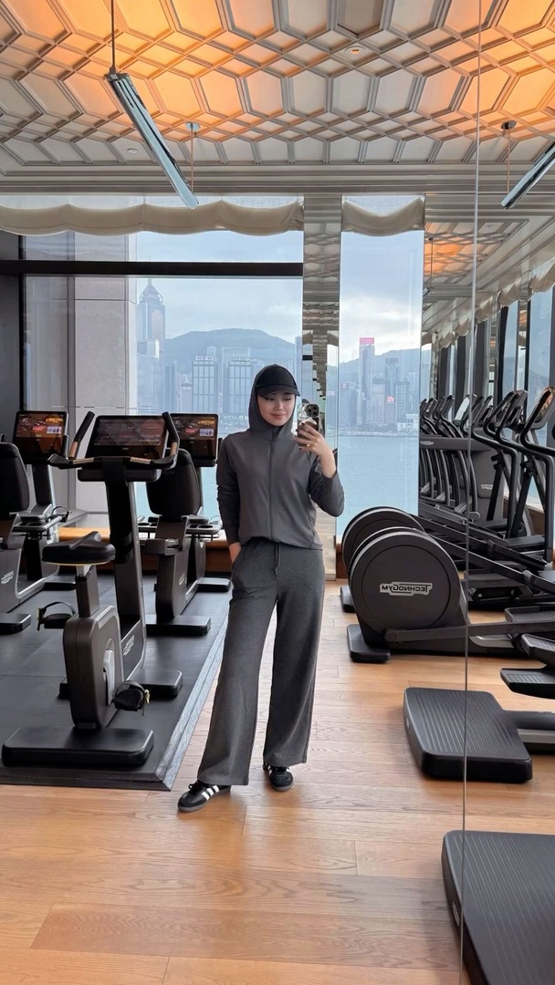 [bb] DEAR HIJABISSS SPILL SPORTWEAR KALIAN DARI UJUNG KEPALA SAMPE UJUNG KAKI PLS yang bawhannya ga ketat gituu sender butuh referensi outfit buat olahraga😢😢😢 (pict dari pinterest)