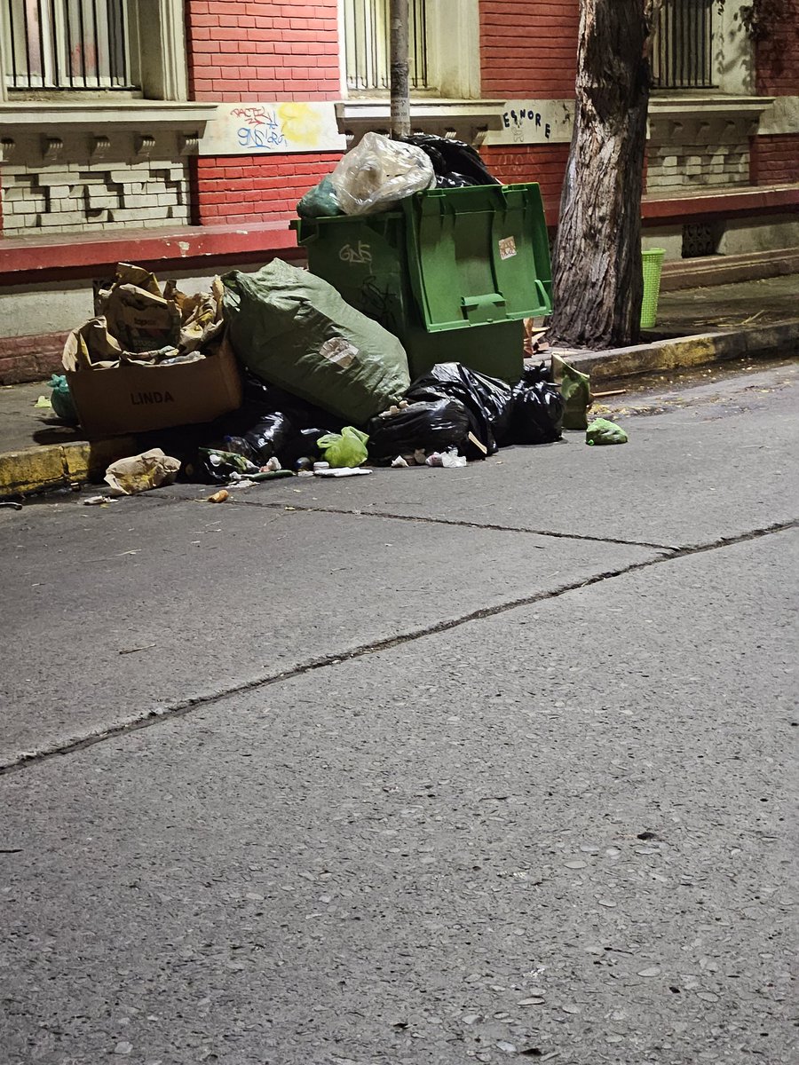 crmeco's tweet photo. Indignante situación de completa insalubridad!

Calle Esperanza con #microbasurales en cada esquina!

Acaso @desbordes, alcalde de @Muni_Stgo está de vacaciones?

@Orrego @Gob_Santiago @ministeriosalud https://t.co/pou3t96AuD