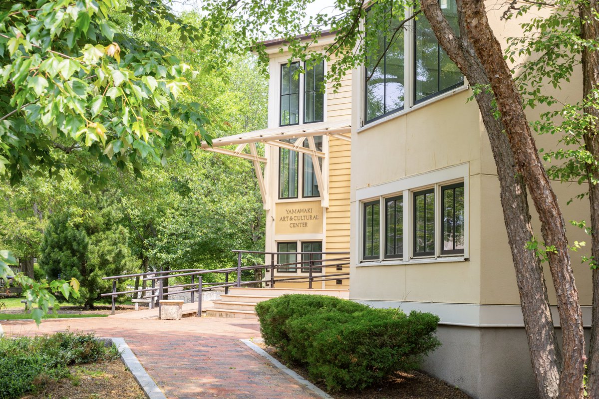 LasellUniv's tweet image. Summer campus vibes at Lasell. Looking gorgeous as always! ☀️