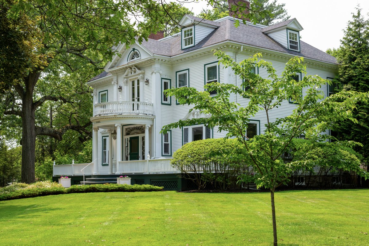 LasellUniv's tweet image. Summer campus vibes at Lasell. Looking gorgeous as always! ☀️