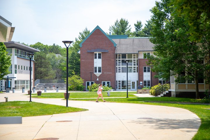 LasellUniv's tweet image. Summer campus vibes at Lasell. Looking gorgeous as always! ☀️