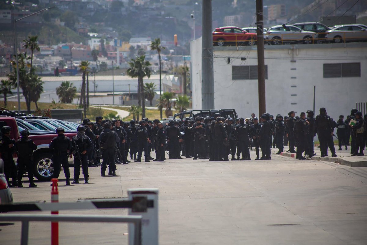 HRS4NTOS's tweet photo. Se sigue desplegando a la nueva Policia Federal de la #SSPC en el país. #Tijuana #SeguridadCiudadana #SEDENAmx #SEMARmx @Defensamx1 @GN_MEXICO_ https://t.co/uKgjA0bWao