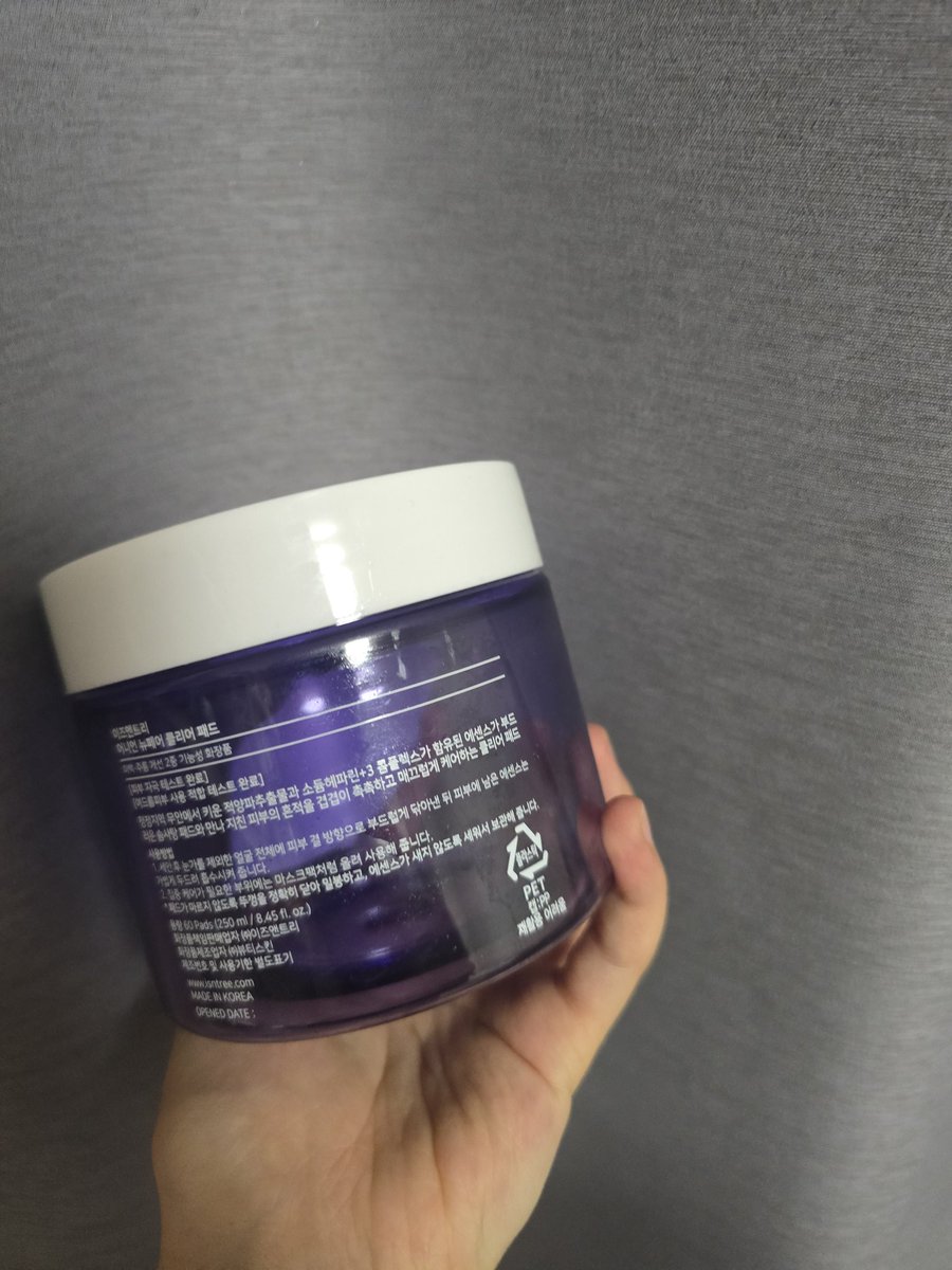 <a href="/isntree_kr/">이즈앤트리</a> 이즈앤트리 어니언 뉴페어 클리어 패드 리뷰
#내돈내산

먼저 첫인상부터 좋았어요. 패드가 도톰하고 큼직하다 보니 에센스가 듬뿍 머금어져 있고, 피부에 닦아낼 때도 부드럽고 자극 없이 촉촉하게 정돈되는 느낌이었어요  . 솜사탕처럼 폭신하다는 리뷰가 있을 정도로 순한 질감이라,