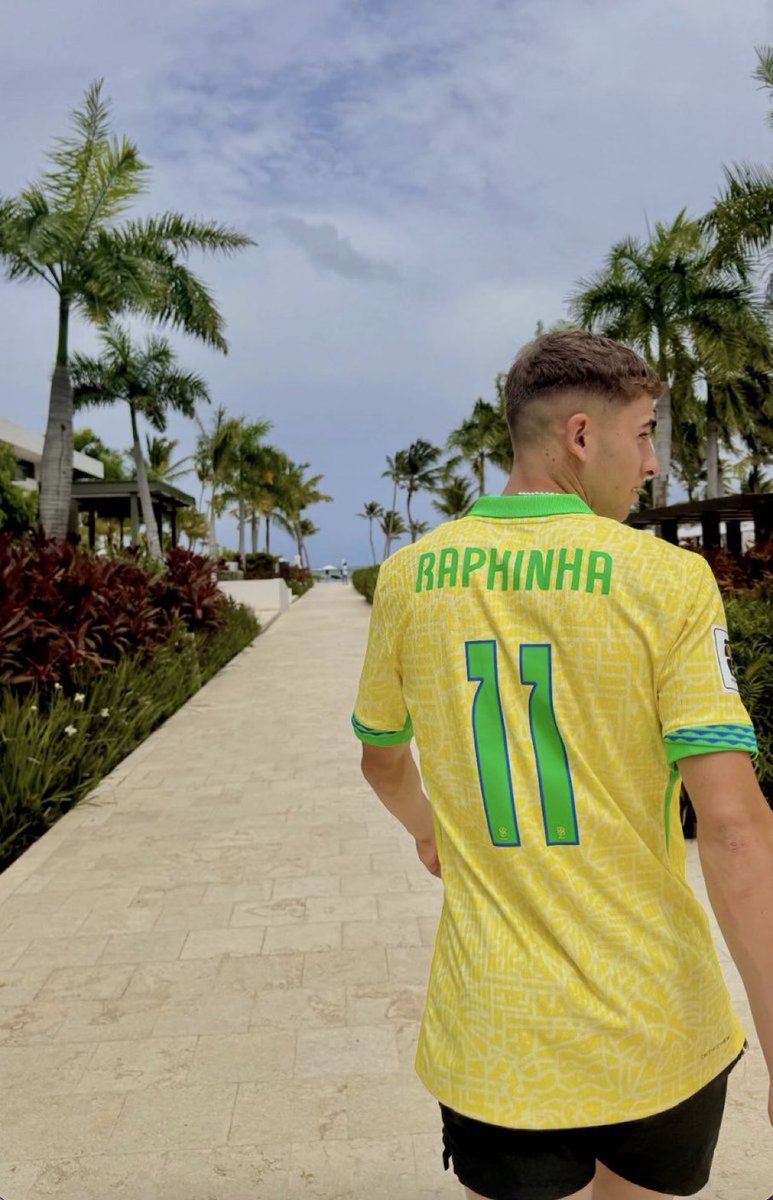 FCBarcelona's tweet photo. Fermínha on vacation 🌴🇧🇷 https://t.co/BLCTh4lamg