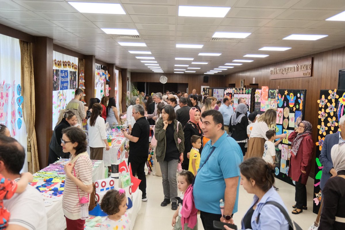 Des_Hizmetleri's tweet photo. Destek Hizmetleri Dairesi Başkanlığı uhdesinde, Kreş ve Gündüz Bakım evi öğrencileri, karne öncesi yıl boyu ürettikleri güzellikleri sergilediler..
Ebeveynleri de bu güzelliğe tanıklık etti…
@TCTarim #dhdb https://t.co/I9JszQfUJg