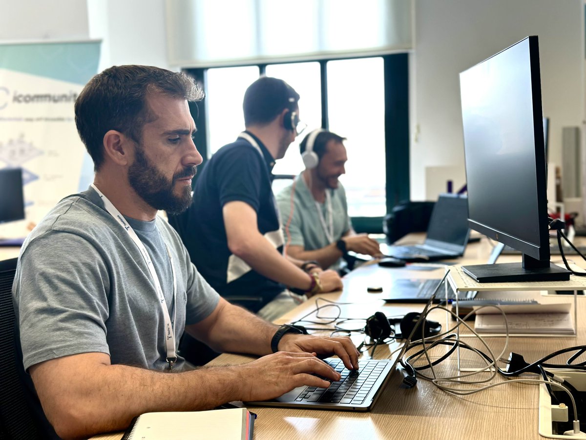 openwebinars's tweet photo. ¡Ultimando detalles para #HumanAnswers!
📍 Este miércoles, 18 de junio, tenemos una cita especial que en @OpenWebinars llevamos meses preparando. Un encuentro pensado para que referentes del sector tecnológico y empresarial nos cuenten cómo la Inteligencia Artificial está transformando las organizaciones, y ayuden con su visión y experiencia a otras empresas y profesionales.
Además, presentaremos nuestro informe “Compliance Survival” para analizar en profundidad los retos y las oportunidades que trae el nuevo entorno legal de la IA en España y la Unión Europea.
😉 ¡Podrás descargarlo al final del evento!