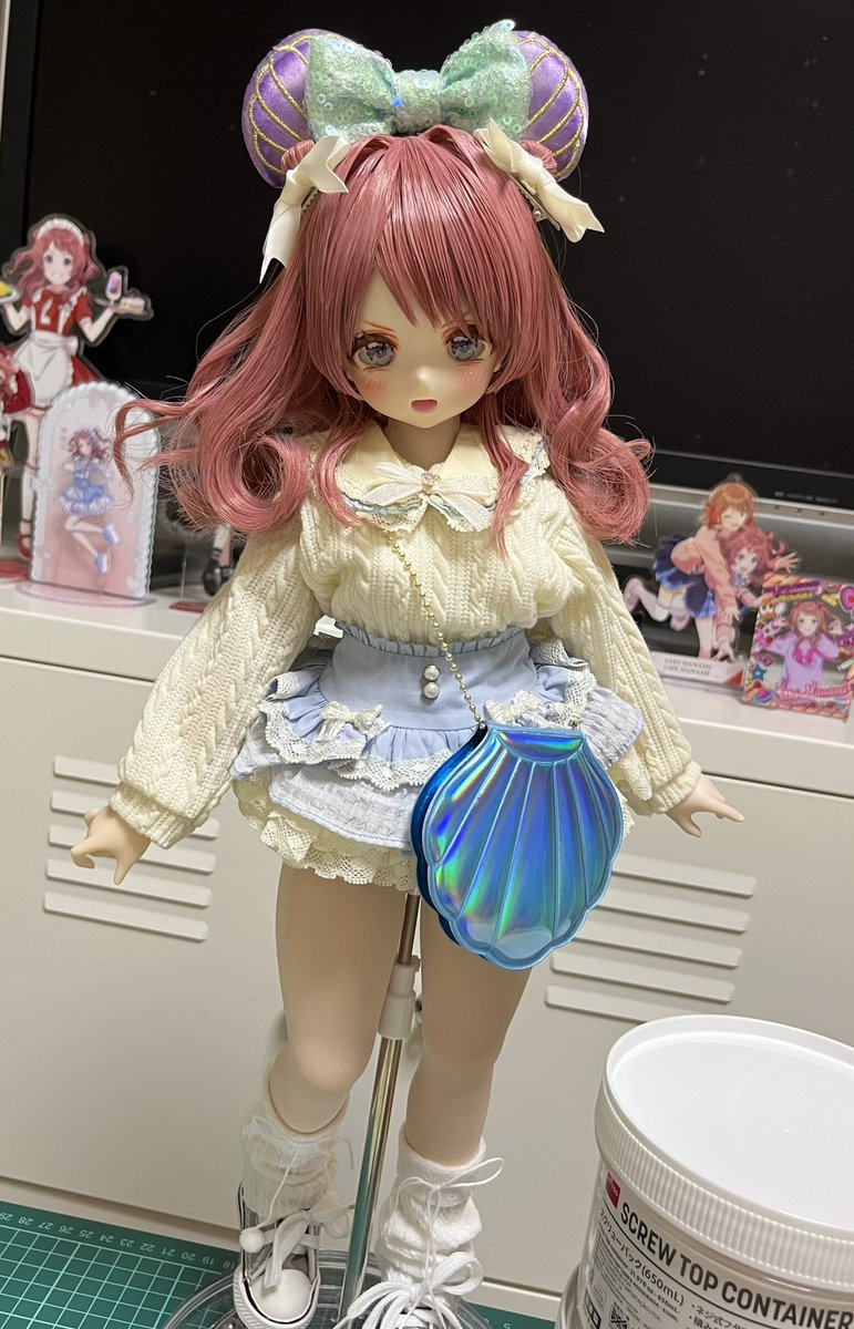 当日の咲季のコーデ
パークを歩きやすいようにコーデに合わせて淡い色のスニーカーに
セーラー襟にボタンのパールや貝殻ポシェットで海モチーフを散らばせつつモコモコセーターとレッグウォーマーでダッフィー感も出していきました
カチューシャはピッタリなの現地で見つけて装着 かわちいねぇ〜？？