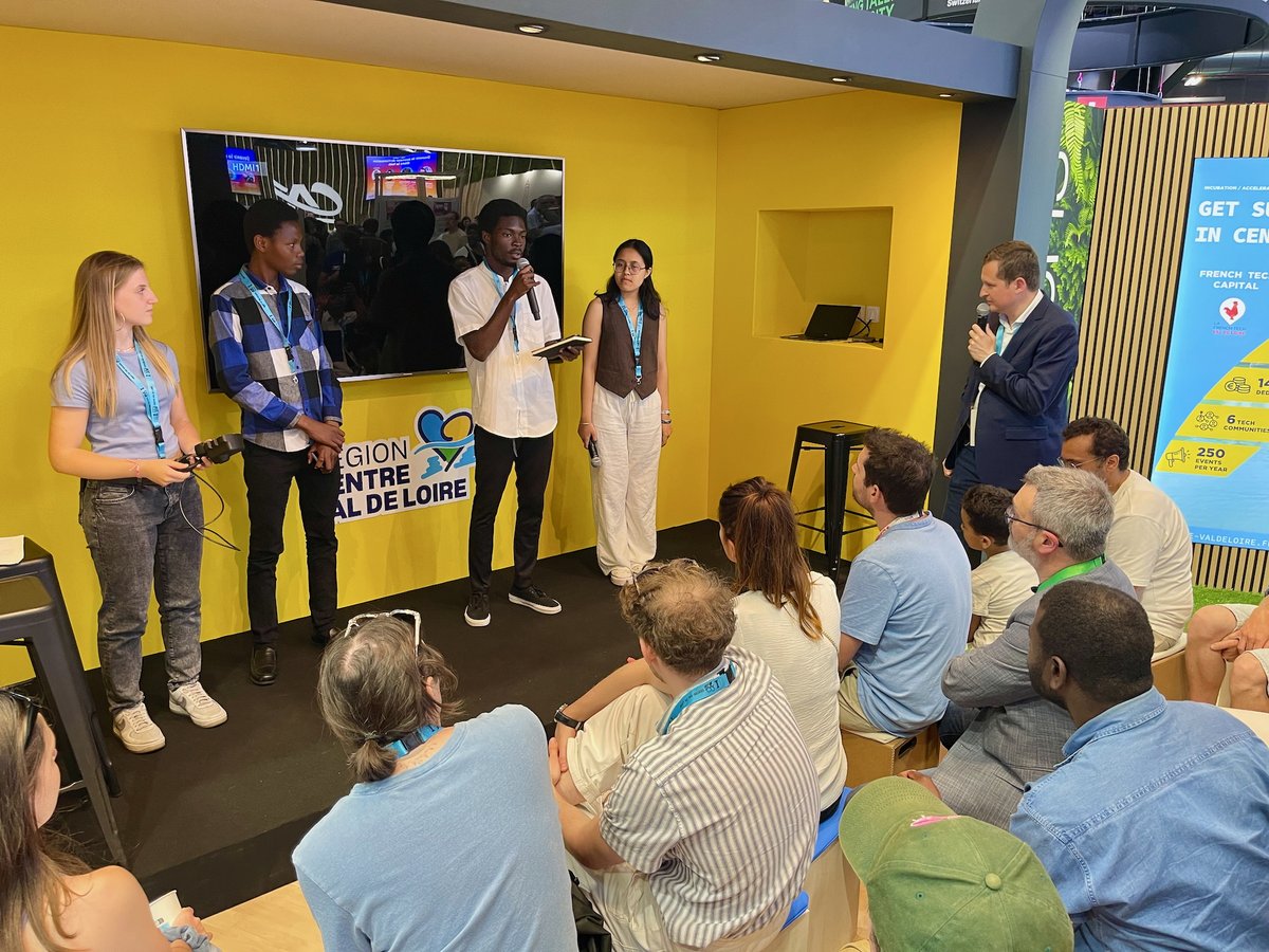 RCValdeLoire's tweet photo. #Numérique 🛜
📸 Retour sur la journée grand public de #VivaTech : 65 jeunes du #CentreValdeLoire ont découvert le salon, pitché sur scène et rencontré le YouTubeur Haypierre autour du projet #Heritech, futur forum du patrimoine numérique en région 💡
🔗 https://t.co/N97tiOWon4 https://t.co/shralfIHqk