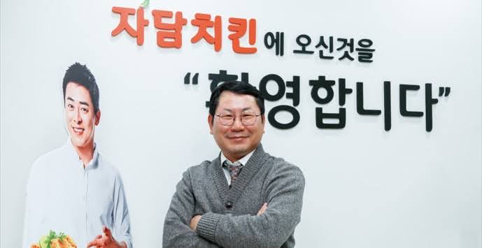 자담치킨 주식회사 웰빙푸드
나명석 회장. 1965년생. 시사저널 출신.
건강을 중요하게 생각하는 현대인의 요구를 공략??해 동물복지인증 닭, 히말라야 소금, 견과류가 들어간 파우더 등 '착한?? 이미지'를 내세운 전략??에 더하여....
이번에 유명해 짐.