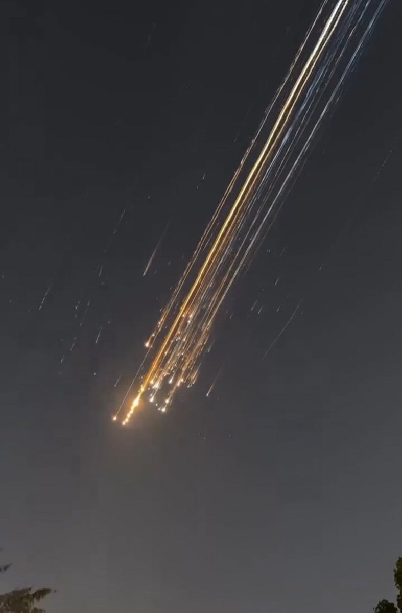 IsraelDeadline's tweet photo. Caught off guard again.
Channel 12: Iranian missiles reached Israel without prior warning. Sirens only sounded when they were already overhead.

#IsrealDeadline
#Iran #Israel #MissileAlert #BreakingNews https://t.co/JnVuIfI1W2