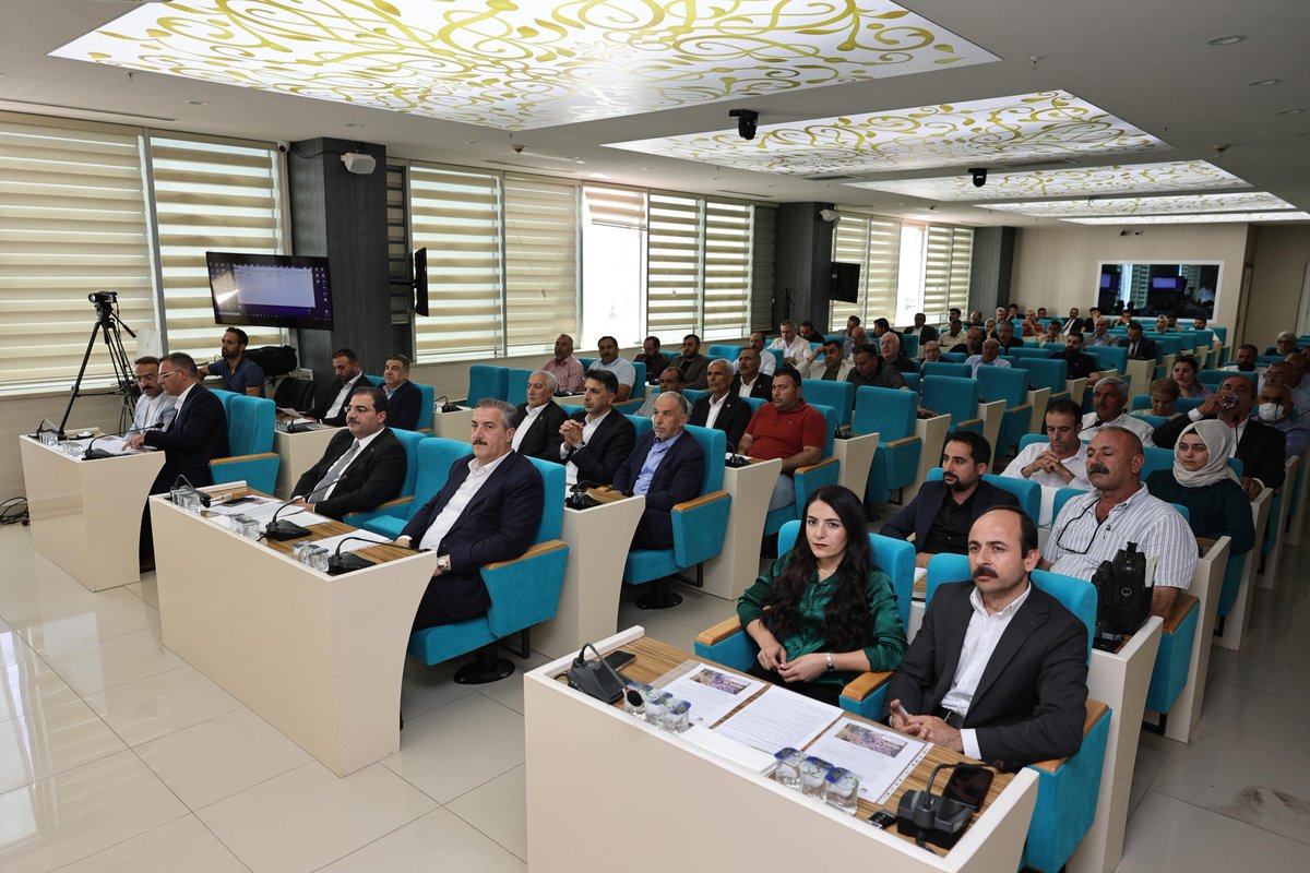 Şanlıurfa Büyükşehir Belediye Başkanımız Mehmet Kasım Gülpınar Başkanlığında Büyükşehir Belediyesi Haziran Ayı 2. Oturumu gerçekleştirildi.

Haziran Ayının son meclis toplantısına Başkanlık eden Başkan Gülpınar tüm meclis üyelerine tebrik ve teşekkürlerini iletti.

Alınan