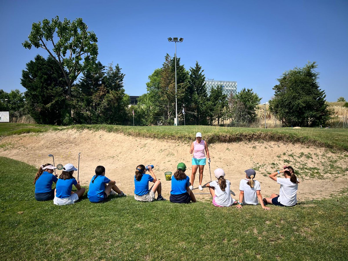 ¡Otra jornada de éxito en @golfparkalcobendas con la Liga Femenina de la RFGM! ⛳👧

🏌Esta liga, única y abierta, es un verdadero oasis de deportividad, compañerismo y buen juego, pensada para niñas de todos los niveles y hándicaps de la Comunidad de Madrid.

😍Es increíble ver