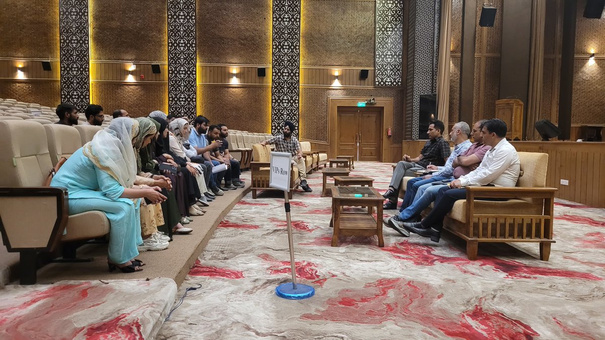 Agriculture Production Department JK (@agriprodnjk) on Twitter photo Mission Director HADP/JKCIP Sh Sandeep Kumar (IFS) while interacting with a delegation of Krishi Udyamis from various KKGs of Kashmir Division.
#hadp
<a href="/diprjk/">Information & PR, J&K</a>
<a href="/AgriGoI/">Agriculture INDIA</a> Mission Director HADP/JKCIP Sh Sandeep Kumar (IFS) while interacting with a delegation of Krishi Udyamis from various KKGs of Kashmir Division.
#hadp
<a href="/diprjk/">Information & PR, J&K</a>
<a href="/AgriGoI/">Agriculture INDIA</a>