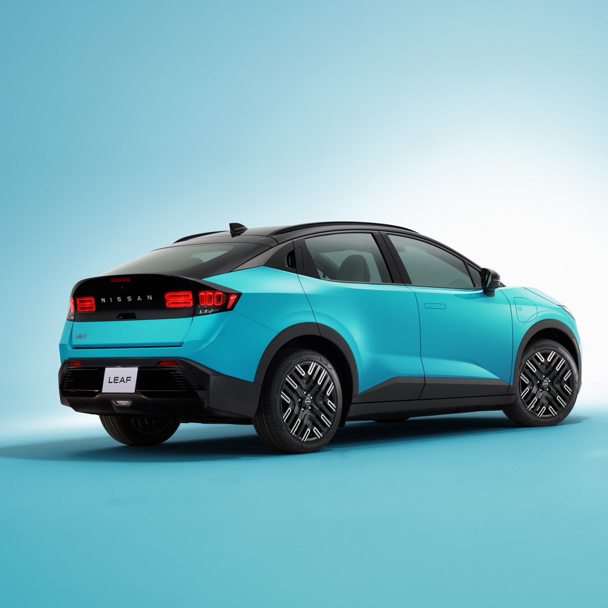tillathenun's tweet image. It's the new LEAF!
🔋 52kWh (270 miles) or 75kWh (375 miles)
⚡️ 150kW, 80% in 30 mins
🗺️ Google Maps
🔌 Vehicle-to-Load (and V2G)
📦 437 litre boot
☀️ Dimming sunroof
🏴 Built in Sunderland
🔌 CCS!
Order books open in Autumn; deliveries Spring 2026.
Price? No idea yet!