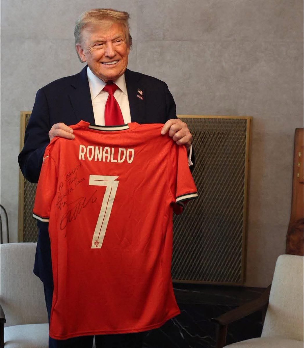 لاعب #النصر رونالدو يهدي الرئيس #ترمب قميصه الخاص، ودون رسالة ذكر فيها:

"إلى الرئيس ترمب..نلعب من أجل السلام كفريق واحد".

-