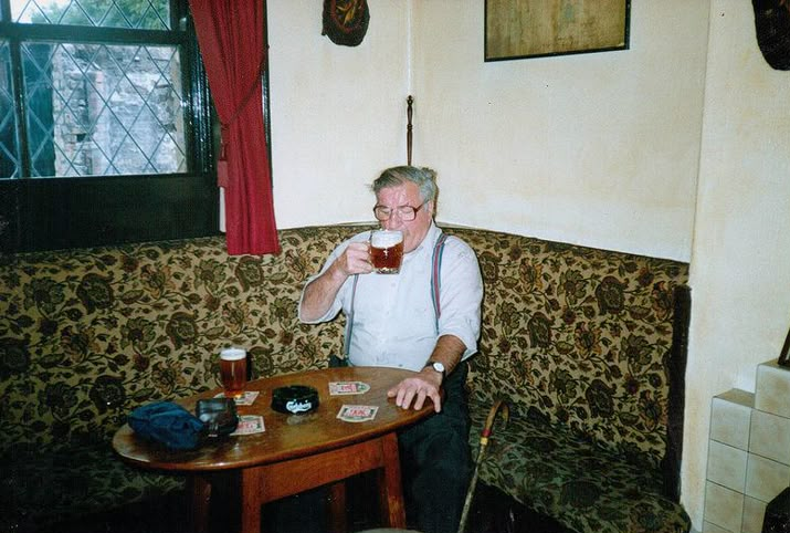Britains___Pubs's tweet photo. Our public houses are what so brilliantly shaped the people who so lovingly shaped us.
The Fountain Inn #Towngate, #Newsome, #HD4, 1991 https://t.co/fvGQvwLn7V