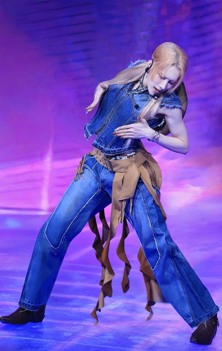 XLOV 2ND SINGLE ALBUM [I ONE] SHOWCASE Rui's body curves when