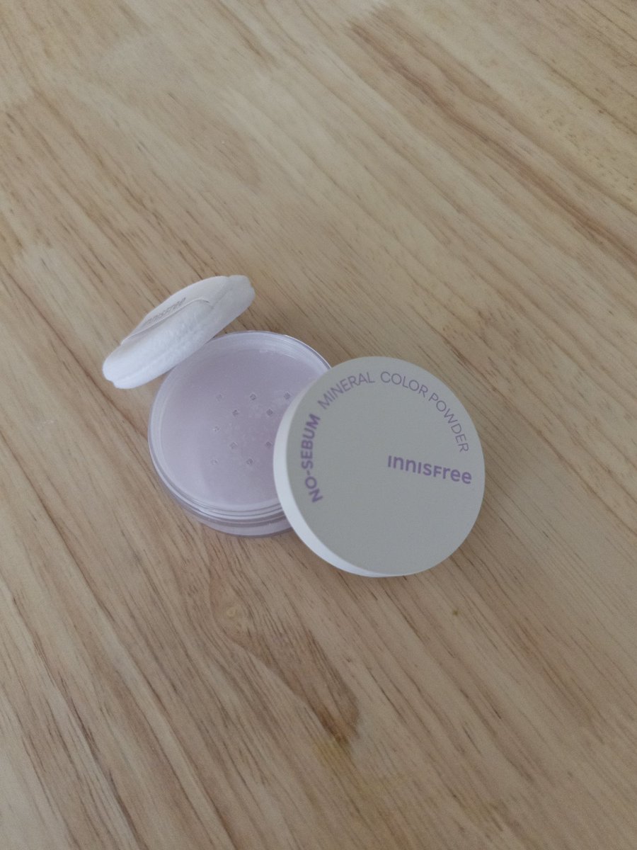 ___fuminamazu's tweet photo. Innisfreeのパウダーってまだ世間で愛されてる？？わたしはこれがないと夏越せないくらいだいすき😭💭💗ベタベタおでこと脂ぎった前髪が一瞬にしてサラッサラに生き返る🫧お出かけの時はこのパウダーとリップだけ持ち歩いてる～🎀 https://t.co/ZWIv9DdaZD