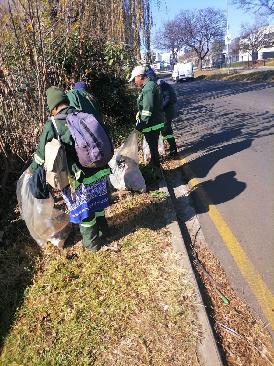 CrumRegionB's tweet image. Team AFSU was hard at work in Cresta, Ward 98, focusing on litter picking to help keep the environment clean and promote a healthier, safer community.
@CityofJoburgZA
@CRUM_CoJ
@DadaMorero #HighImpactServiceDelivery 
#JoburgServices