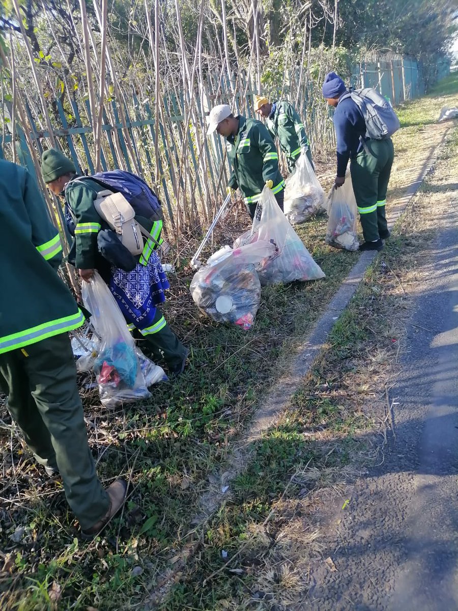 CrumRegionB's tweet image. Team AFSU was hard at work in Cresta, Ward 98, focusing on litter picking to help keep the environment clean and promote a healthier, safer community.
@CityofJoburgZA
@CRUM_CoJ
@DadaMorero #HighImpactServiceDelivery 
#JoburgServices