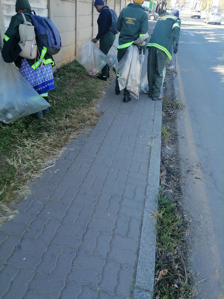 CrumRegionB's tweet image. Team AFSU was hard at work in Cresta, Ward 98, focusing on litter picking to help keep the environment clean and promote a healthier, safer community.
@CityofJoburgZA
@CRUM_CoJ
@DadaMorero #HighImpactServiceDelivery 
#JoburgServices