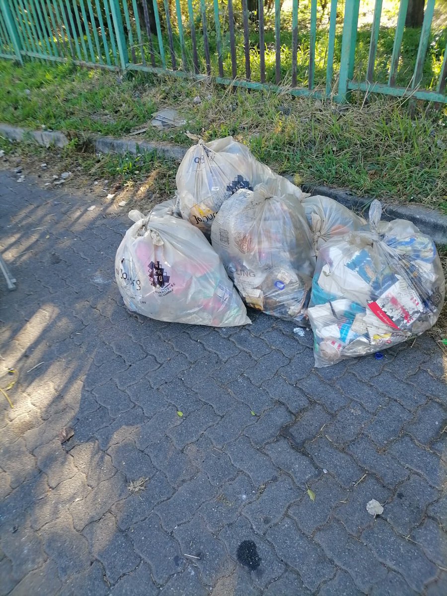 CrumRegionB's tweet image. Team AFSU was hard at work in Cresta, Ward 98, focusing on litter picking to help keep the environment clean and promote a healthier, safer community.
@CityofJoburgZA
@CRUM_CoJ
@DadaMorero #HighImpactServiceDelivery 
#JoburgServices
