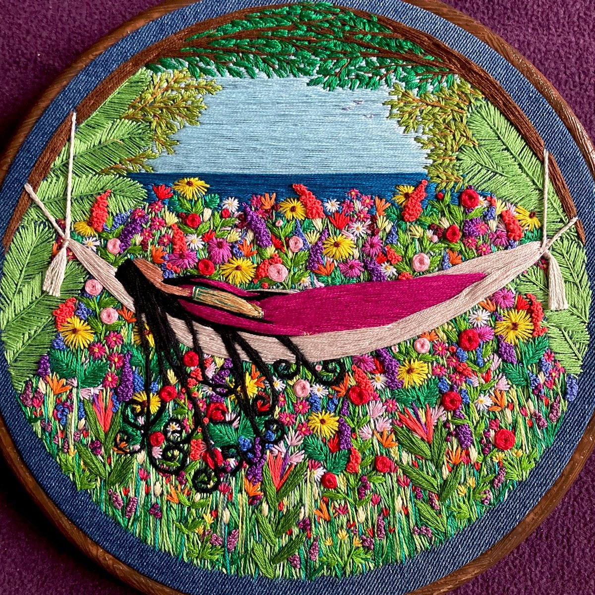 Gtilleymatthews's tweet image. My embroidery, Dreaming amongst the flowers, seems a good one to look back to today, although I’m dreaming inside, as it’s too hot for me out there! 😉
I hope it brightens the timeline. 🪡🌿🌺🪻🌱🌻
*Completely freehand stitched in December 2022.
#stitchedart #thesewingsongbird