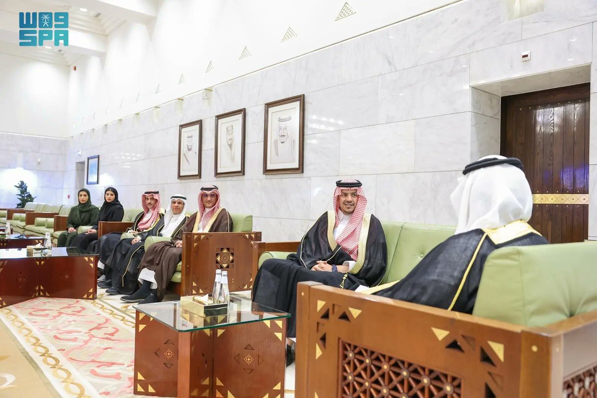 نائب أمير الرياض يستقبل مدير عام فرع وزارة الصحة بالمنطقة.
spa.gov.sa/ar/w2341510
#واس_عام