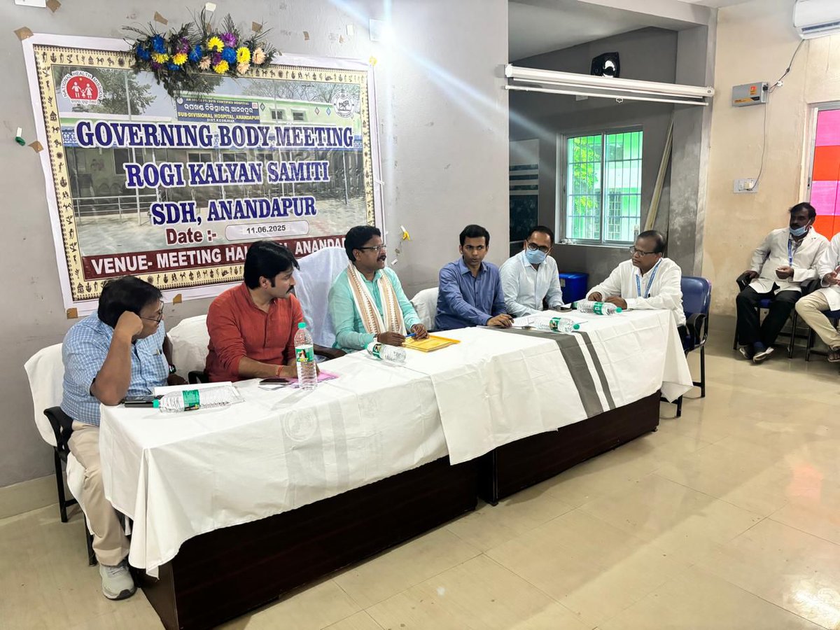 DistAdmKeonjhar's tweet photo. ମାନ୍ୟବର ମନ୍ତ୍ରୀ @HFWOdisha ଶ୍ରୀ @MahalingMukesh ଆନନ୍ଦପୁର ଅଞ୍ଚଳରେ ଦେଖାଦେଇଥିବା ଡ଼ାଇରିଆର ସ୍ଥିତି, ଏହାକୁ ପ୍ରତିହତ କରିବା ଲାଗି ପ୍ରଶାସନର ପ୍ରସ୍ତୁତିର ସମୀକ୍ଷା କରିବା ସହ ଲୋକଙ୍କୁ ଏନେଇ ବ୍ୟାପକ ସଚେତନ କରିବା ପାଇଁ ପରାମର୍ଶ ଦେଇଥିଲେ। @CMO_Odisha @IPR_Odisha https://t.co/LE6NB7Wv8z
