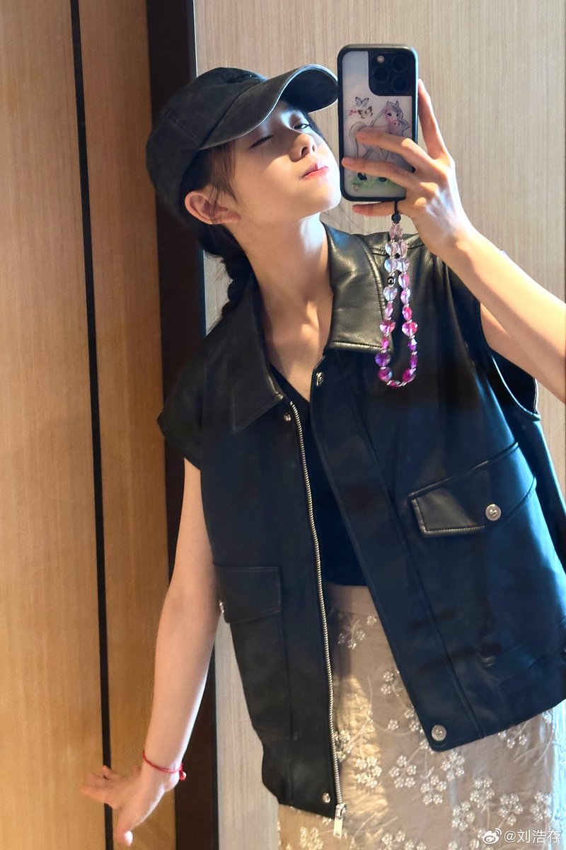dramapotatoe's tweet photo. #LiuHaocun shares new selfies https://t.co/WpZOWXmQUk