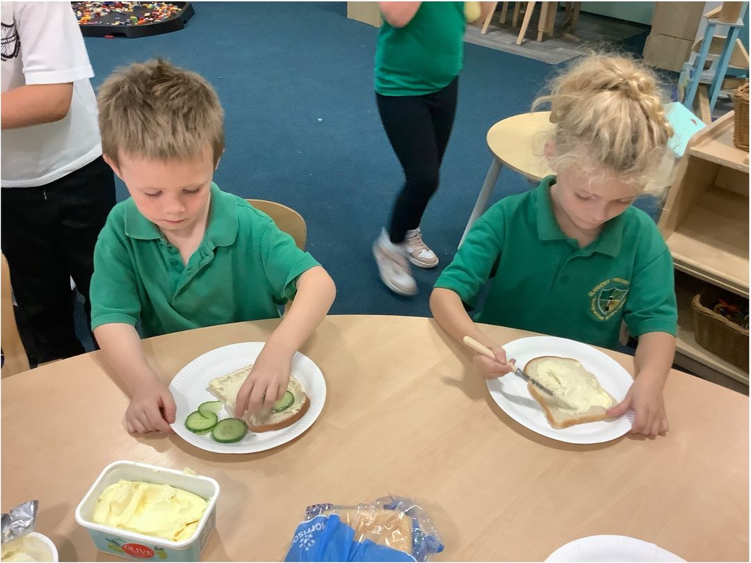 glanhowyprimary's tweet photo. Pupils in Corn Du enjoyed healthy eating week last week. We followed instructions and made our own healthy sandwiches! They were delicious! #CornDu #HealthyConfidentIndividuals https://t.co/5GvIzqJbHh