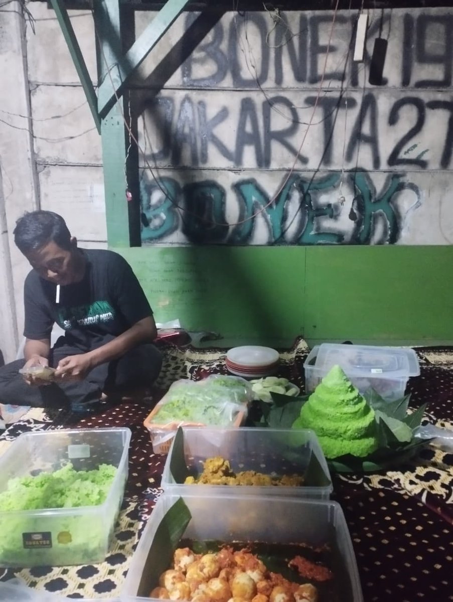 bonekpersebaya's tweet photo. Syukuran #98TahunPersebaya Keluarga kecil Bonek Jakarta. AYO JUARAKAN PERSEBAYA !! @persebayaupdate #Wani https://t.co/ylbKOuiXi6
