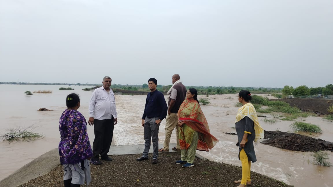 SDshahGAS's tweet image. ચુડા તાલુકાના વાસણ ડેમ અને ચુડા ગામની સ્થળ મુલાકાત.
તાલુકા વિકાસ અધિકારી શ્રી, મામલતદાર શ્રી, સરપંચ શ્રી સાથે હાલની પરિસ્થિતિની સમીક્ષા અને સાવચેતીના ભાગરૂપે નદીના વહેણ પરના તમામ ગામોના તમામ રસ્તા બંધ કરવાની સૂચના અને સ્થળ મુલાકાત દ્વારા સમીક્ષા.
@CMOGuj
@sanghaviharsh @mopr_goi