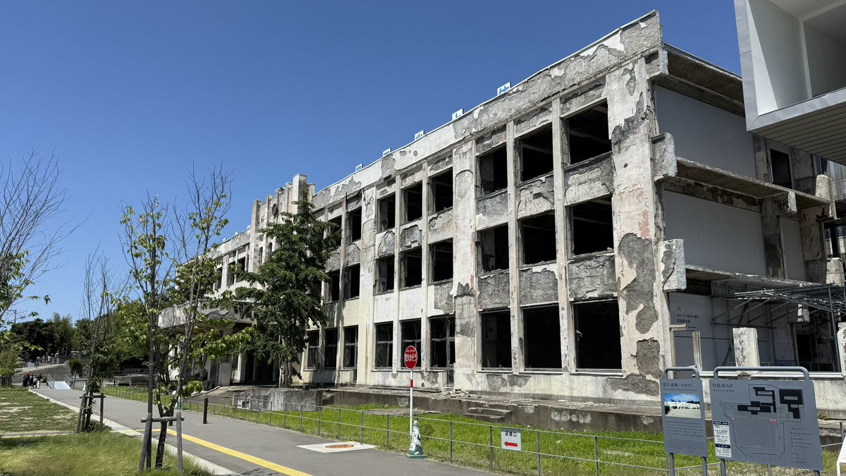 sabachari's tweet photo. 【石巻市　門脇小学校　震災遺構①】
 
今日の午前中は石巻市震災遺構 門脇小学校を訪問。

震災による被害の状態を残しつつ、見学できるように改築改装が行われている施設でした。

体育館には被災した消防団車両や公用車、実際の仮説住宅などが展示されていました。

門脇小学校の児童や職員だけでなく、地域の方々の詳細な状況や証言も多く残されています。

#自転車
#日本一周
#自転車日本一周
#さばちゃり
#宮城県
#石巻市
#門脇小学校
#東日本大震災
