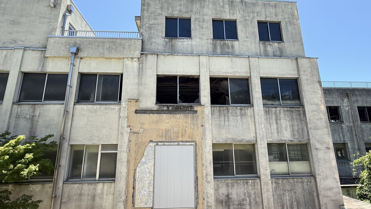 sabachari's tweet photo. 【石巻市　門脇小学校　震災遺構①】
 
今日の午前中は石巻市震災遺構 門脇小学校を訪問。

震災による被害の状態を残しつつ、見学できるように改築改装が行われている施設でした。

体育館には被災した消防団車両や公用車、実際の仮説住宅などが展示されていました。

門脇小学校の児童や職員だけでなく、地域の方々の詳細な状況や証言も多く残されています。

#自転車
#日本一周
#自転車日本一周
#さばちゃり
#宮城県
#石巻市
#門脇小学校
#東日本大震災