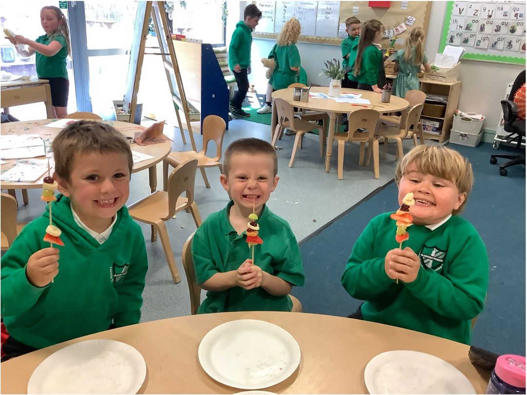 glanhowyprimary's tweet photo. Pupils in Corn Du have been learning about how to keep healthy by eating a variety of healthy foods. We made our own tasty fruit kebabs and got to taste some new fruit that we hadn't tried before! #CornDu #HealthyConfidentIndividuals https://t.co/XA3QLPsp15