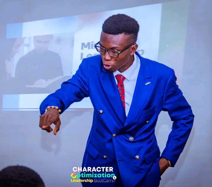 charactercoach_'s tweet photo. A THREAD! 🧵 

💰 7 Ways "CHARACTER" IS YOUR BIGGEST Sales &amp; Marketing Strategy

🎯 (Especially for CEOs &amp; Business Owners)

Why who you are sells more than what you sell.

👇👇👇👇👇👇 https://t.co/UylvSSZMkb
