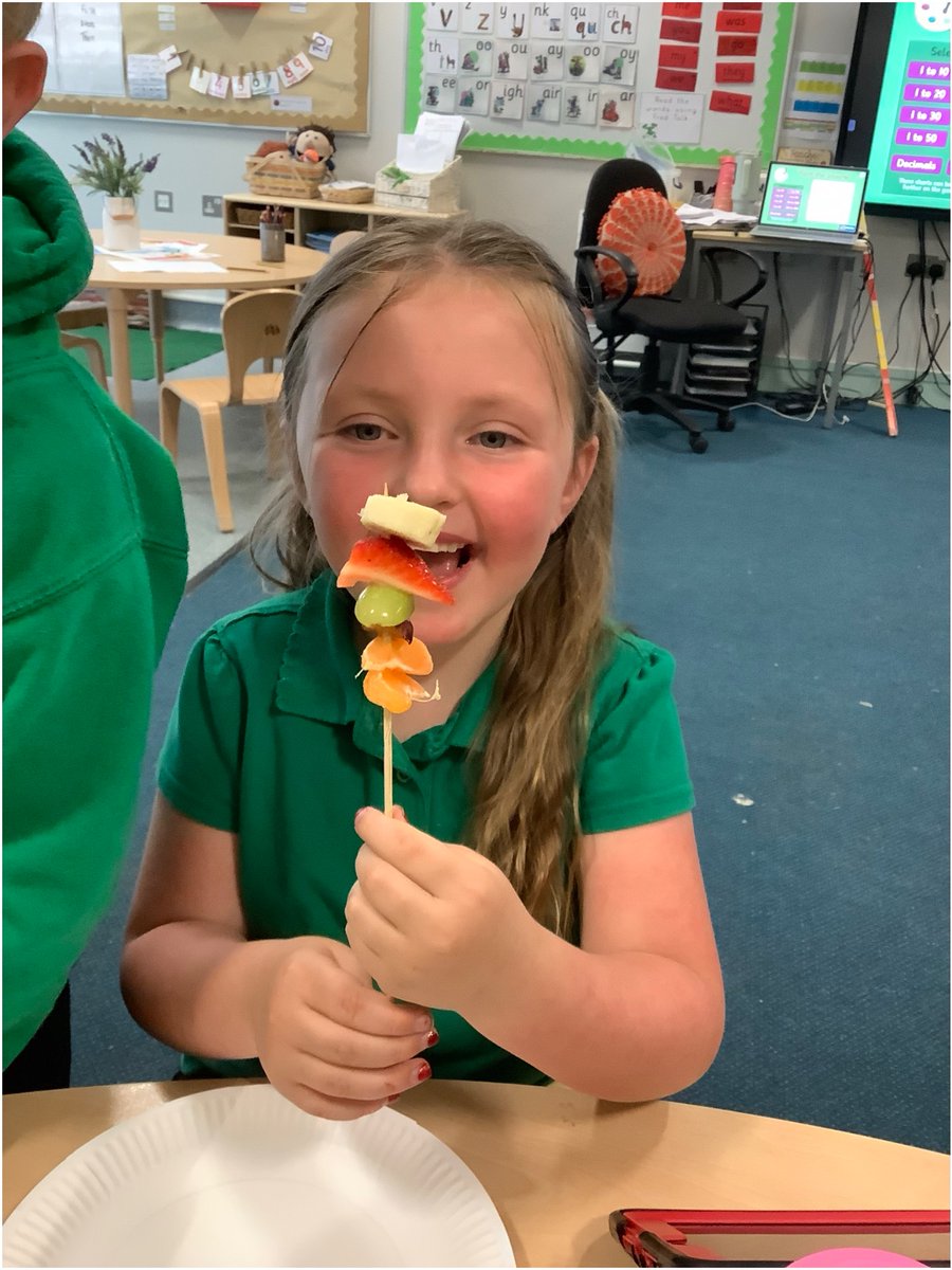 Pupils in Corn Du have been learning about how to keep healthy by eating a variety of healthy foods. We made our own tasty fruit kebabs and got to taste some new fruit that we hadn't tried before! #CornDu #HealthyConfidentIndividuals