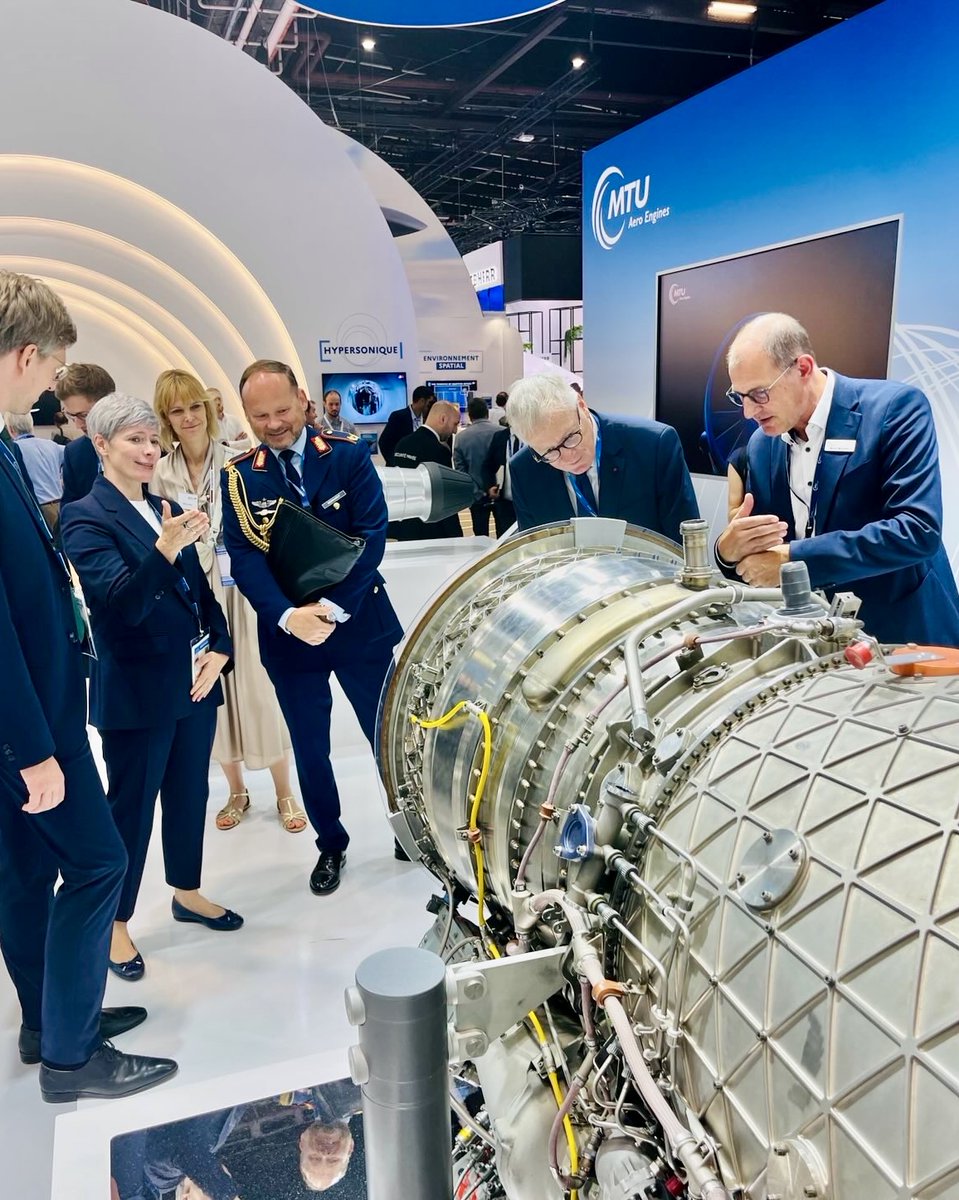 AmbDEenFR's tweet image. Les industries allemande et française de l’armement sont performantes et innovantes, deux atouts décisifs pour l’avenir de l’Europe. J’ai pu m’en convaincre lors de ma visite au Bourget, le plus grand salon de l’aéronautique et de l’espace au monde.