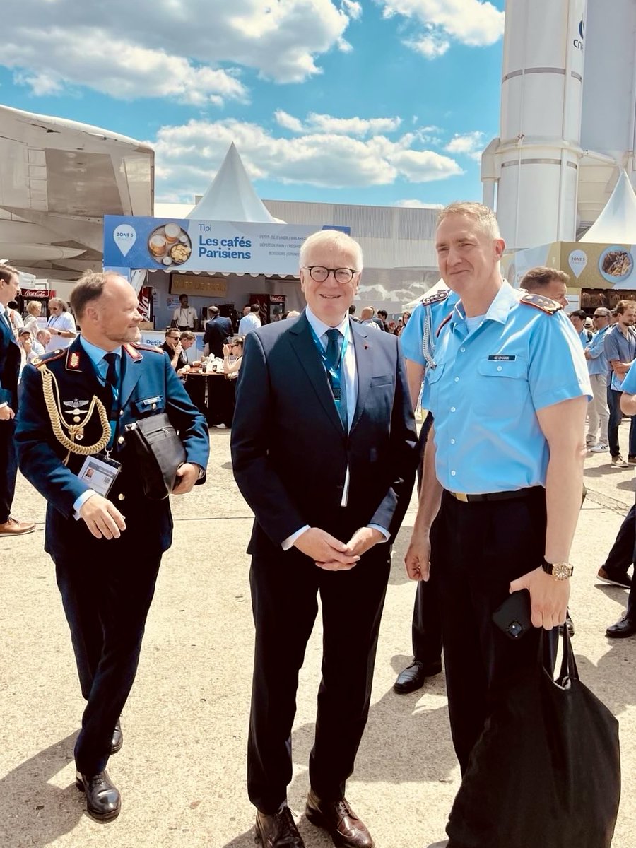AmbDEenFR's tweet image. Les industries allemande et française de l’armement sont performantes et innovantes, deux atouts décisifs pour l’avenir de l’Europe. J’ai pu m’en convaincre lors de ma visite au Bourget, le plus grand salon de l’aéronautique et de l’espace au monde.