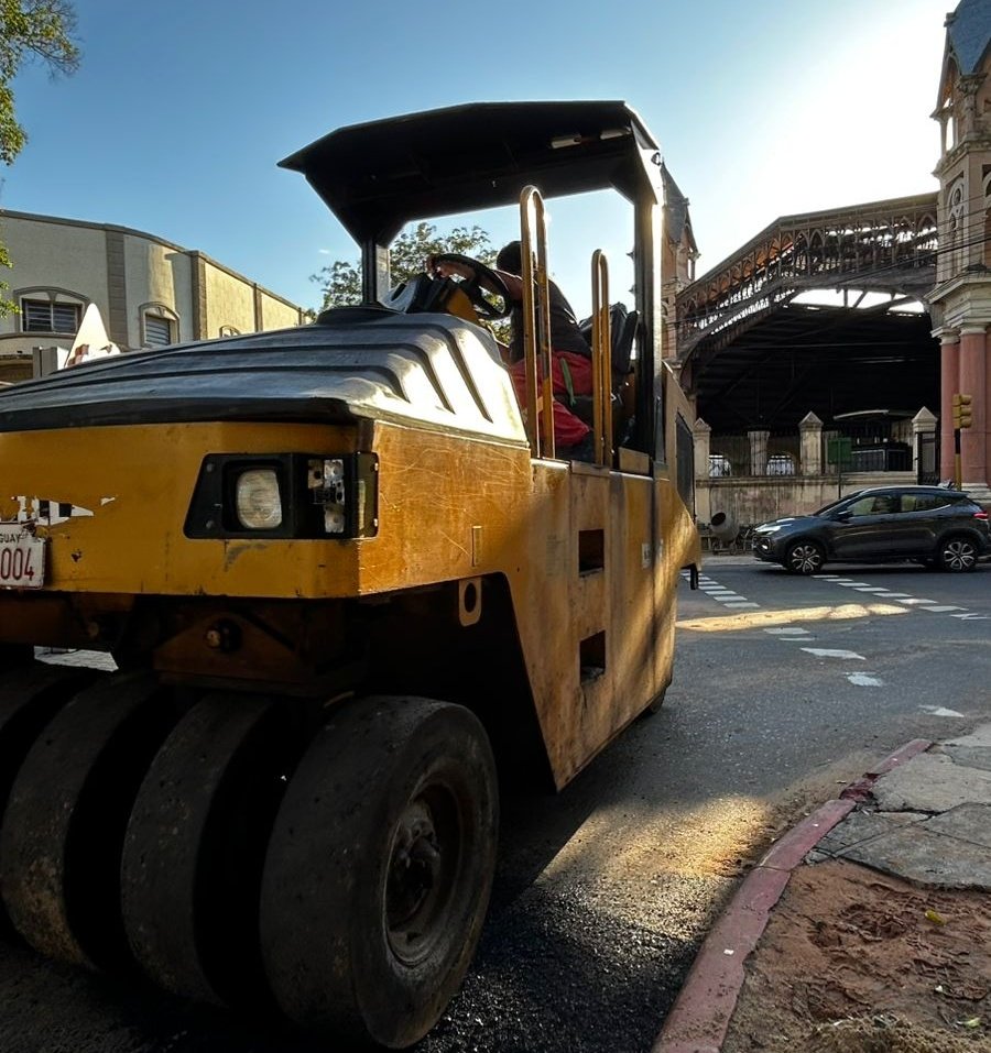 ¡Qué linda está la mañana de lunes! ¿¡O martes...!? 😬🌤️
Desde temprano estamos en las calles  realizando tareas de reposición de asfalto 🚧