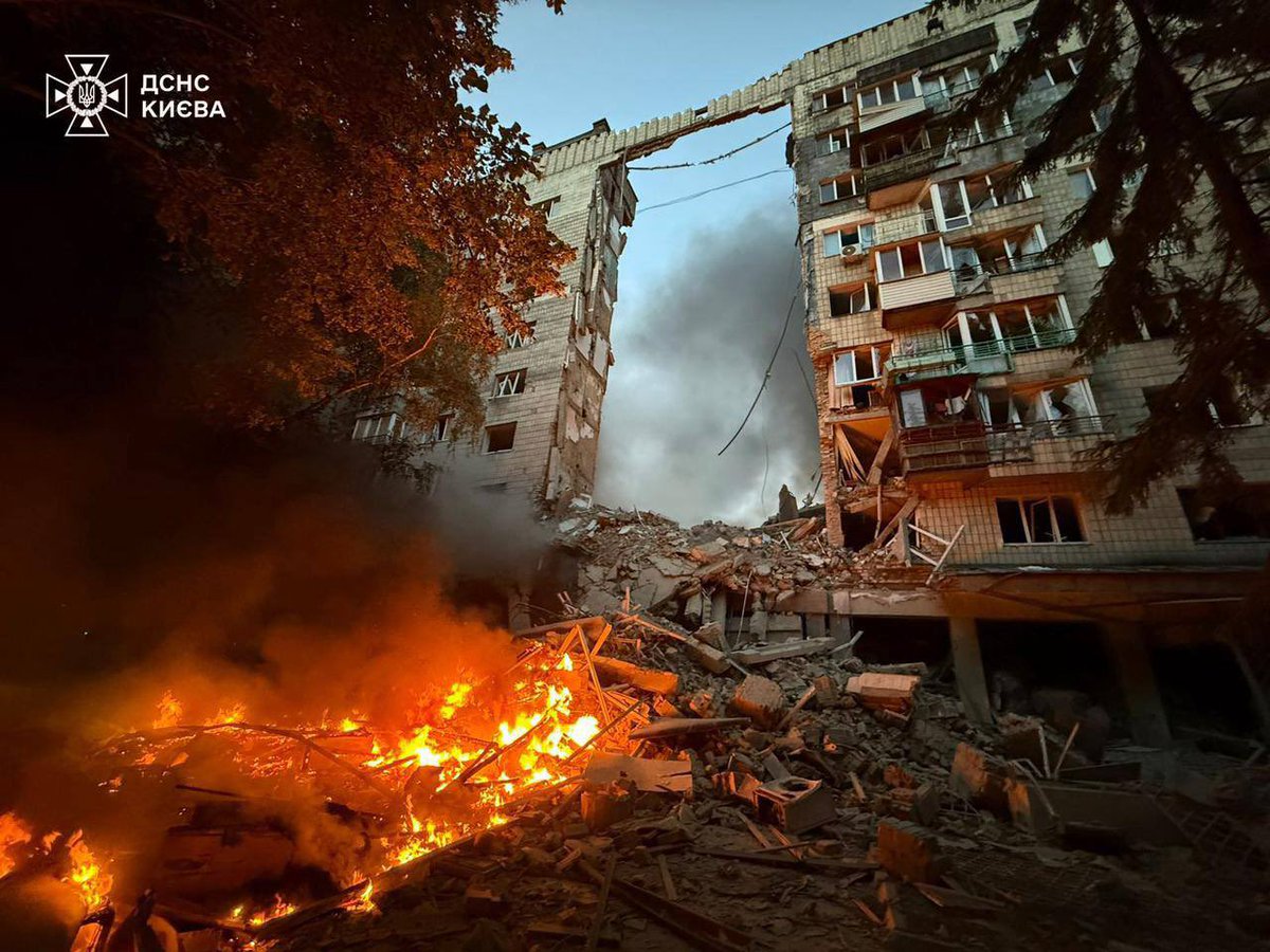 Fotoğrafta, bu gece büyük bir Rus insansız hava aracı (dron) ve füze saldırısı sonucu yıkılan Kiev'deki sıradan bir konut binası görülüyor. 

Rusya Savunma Bakanlığı şunları bildirdi: "Saldırıların amacına ulaşıldı. Belirlenen tüm nesneler vuruldu." 

Yani, Moskova'nın hedefi