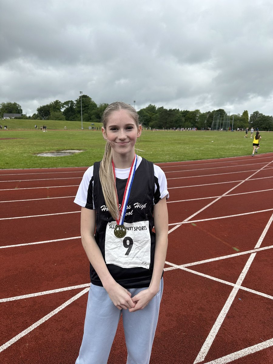 Lucy and Eva bring home silver and bronze. With Erin taking a gold in the 400m. Well done girls 🥇🥈🥉