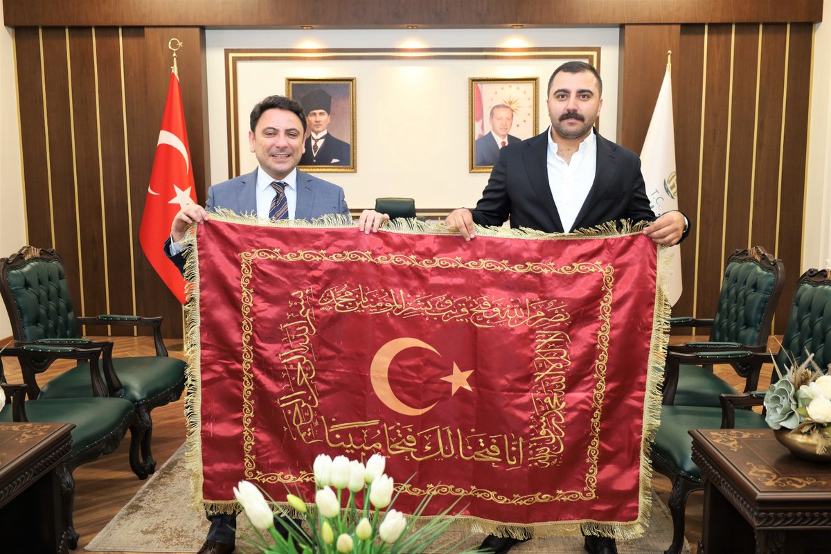 haliliyegovtr's tweet photo. Şanlıurfa Skoda Acemoğlu Otomotiv Yönetim Kurulu Başkanı Hüseyin ACEMOĞLU, Kaymakamımız Dr. Muhammed Serkan ŞAHİN’i makamında ziyaret etti.

Nazik ziyareti dolayısıyla Kaymakamımız, ACEMOĞLU’na Osmanlı tuğrası ve “Nasrun minallahi ve fethun karîb” (Allah’tan bir yardım ve yakın bir fetih) ifadesinin yer aldığı şanlı bayrağımızı, el işlemeli kutu içerisinde hediye etti.

@mserkansahin
#HaliliyeKaymakamlığı
#Şanlıurfa
#Skoda
#Ziyaret
#ŞanlıBayrağımız