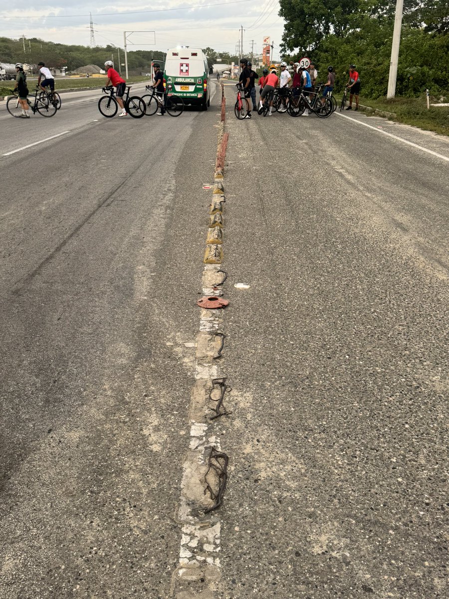 WalterRitzel's tweet photo. @rutadelsoltram3 importante actualizar y renovar la señalizaciones en las vías dado que se han dañado y no la han remplazado ocasionando accidentes en la vía.. sector báscula concesión Y cienaga sentido Santa Marta / Y Ciénaga. https://t.co/b7foo5CWvZ
