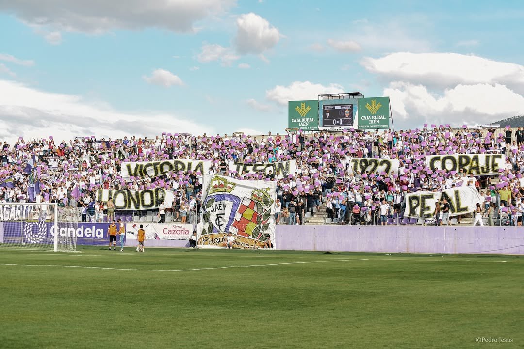 Pedro Jesús (@_peedrojesus1) on Twitter photo 🤯 7.800 entradas vendidas en menos de 48 horas.
👏🏽 Se espera LLENO ABSOLUTO este domingo en La Victoria.
El <a href="/RealJaenCF/">Real Jaén C.F.</a> vivirá uno de los partidos MÁS IMPORTANTES en los últimos años.
ℹ️ <a href="/canalsurjaen/">CanalSur Jaén</a> 🤯 7.800 entradas vendidas en menos de 48 horas.
👏🏽 Se espera LLENO ABSOLUTO este domingo en La Victoria.
El <a href="/RealJaenCF/">Real Jaén C.F.</a> vivirá uno de los partidos MÁS IMPORTANTES en los últimos años.
ℹ️ <a href="/canalsurjaen/">CanalSur Jaén</a>