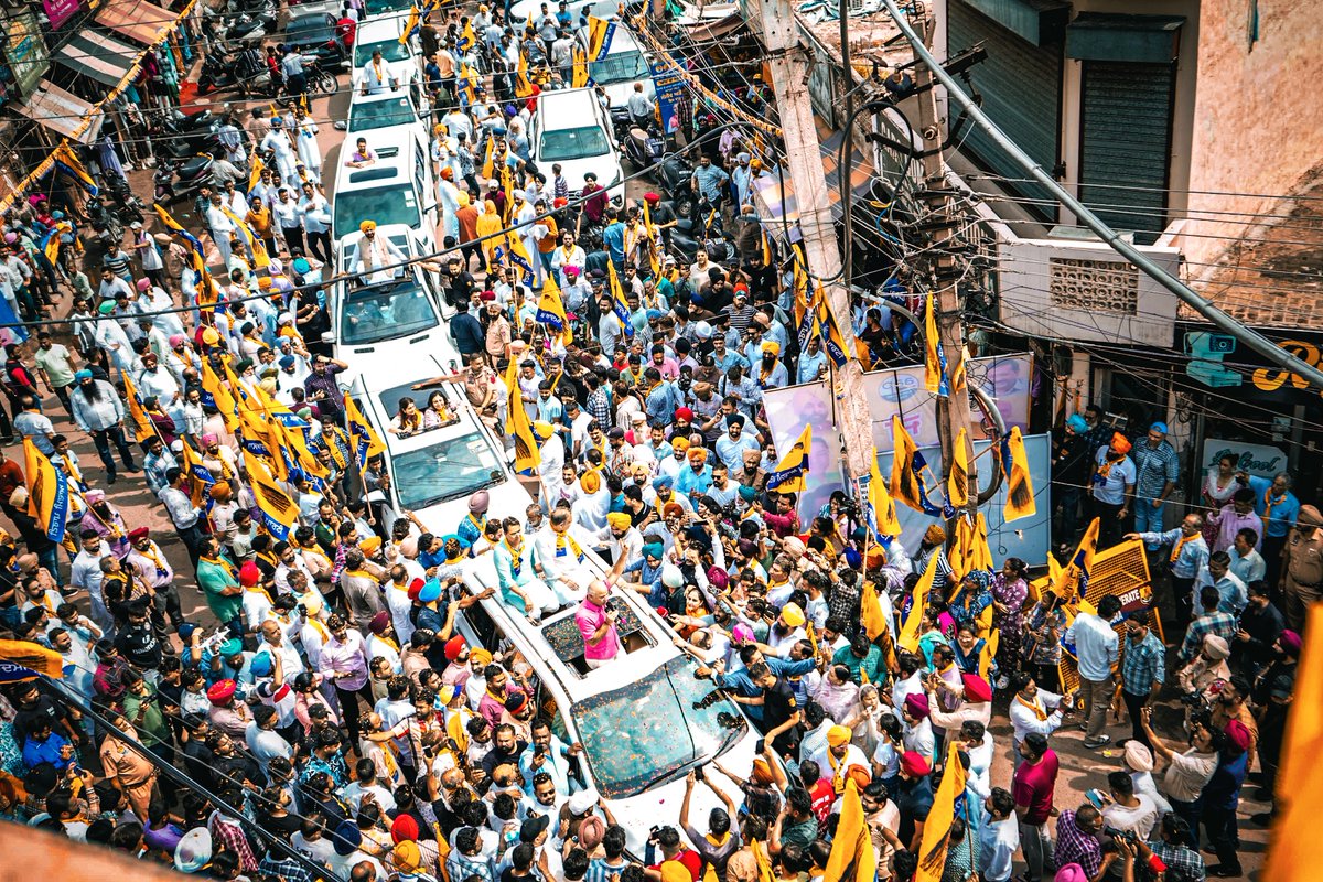 लुधियाना (पश्चिम) में चुनाव प्रचार के आखिरी दिन रोड-शो....
सड़कों पर उमड़ा जनसैलाब साफ़ बता रहा है- इस बार भी झाड़ू चलने वाली है।