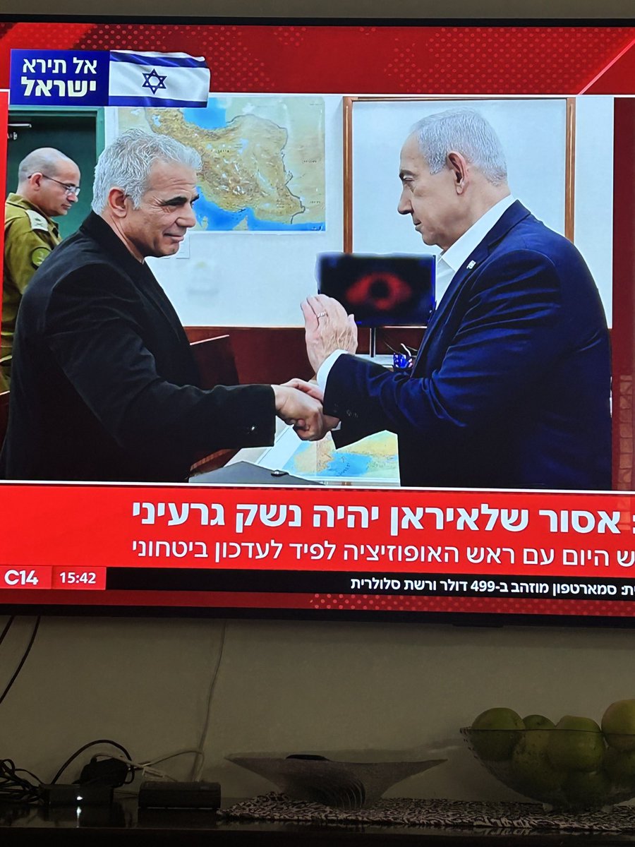 ילד שמסתכל על אבא