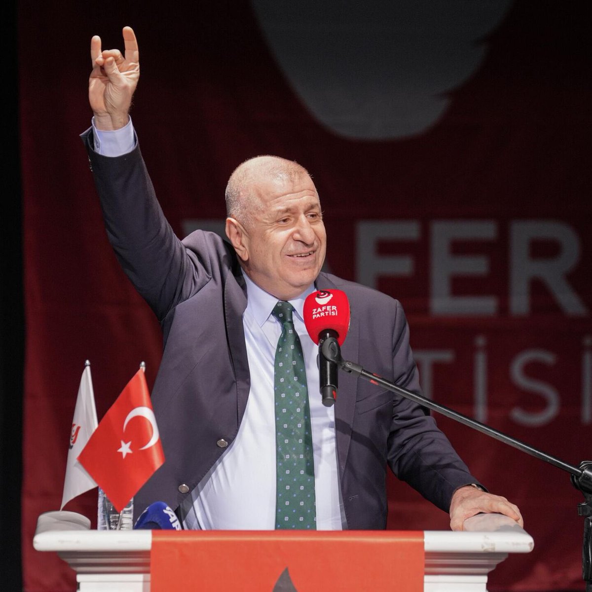 Türk devletinin ve milletinin istikbali için son nefesine kadar inandığı gerçekleri savundu. 

Öğrencilerin sesi olmak için Antalya’da, toprağın zehirlendiği İliç’te, depremle boğuşan Hatay’daydı. Ev ev, mahalle mahalle gezdi. Bulduğu her platformda çok sevdiği milletini ikaz